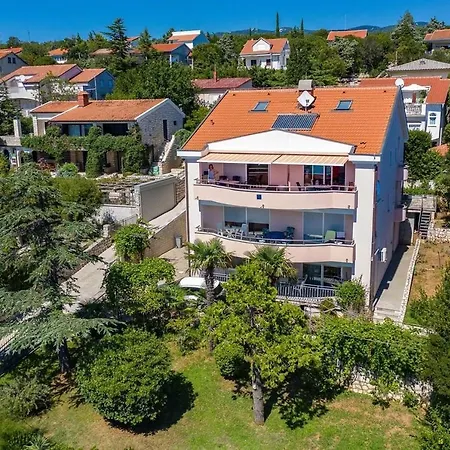 Apartment La *