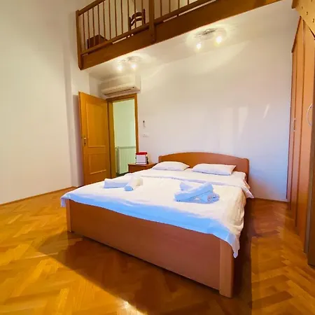Apartment La *