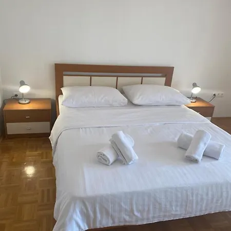 Apartment La *