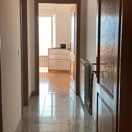 Apartment La *